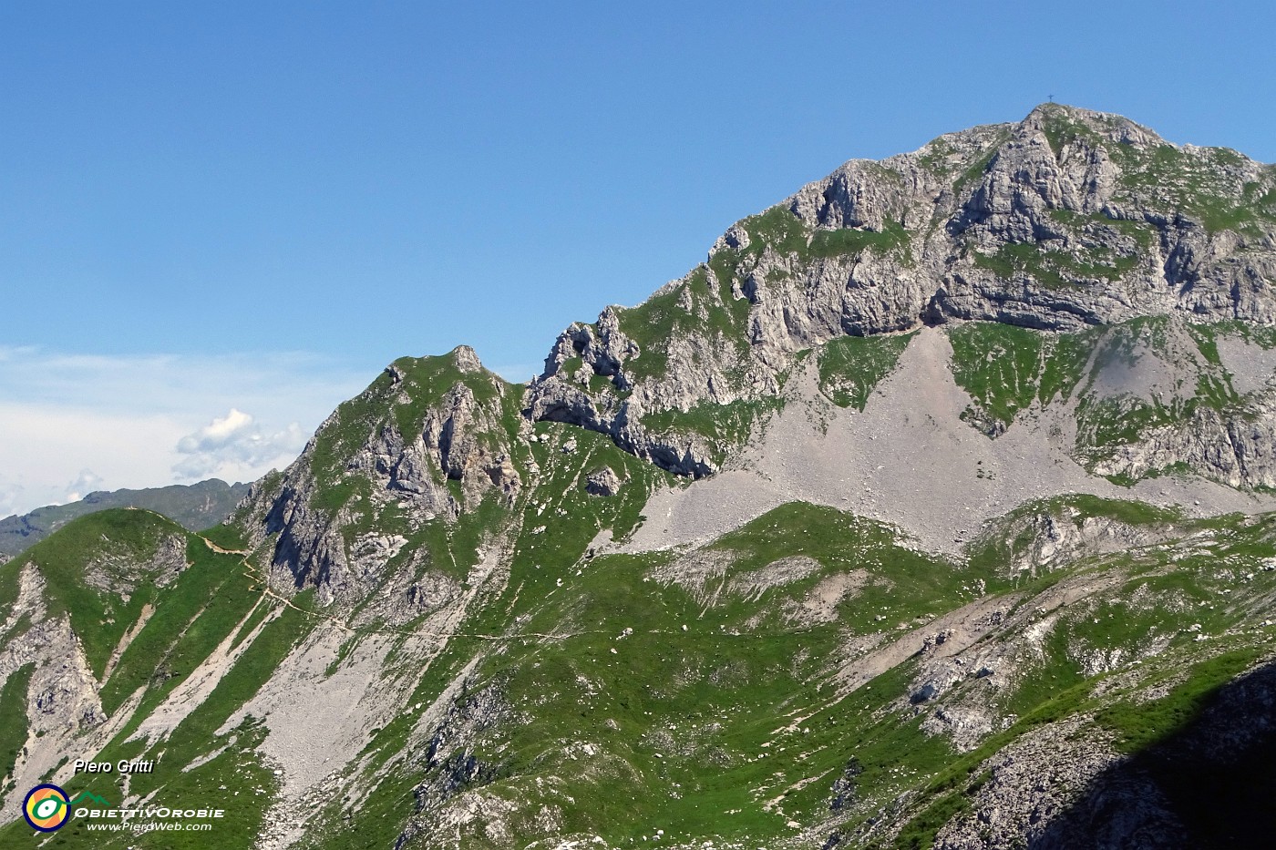 28 Vista sulla Corna Piana (2302 m) a dx e verso la Bocchetta di Corna Piana (2078 m) a sx.JPG